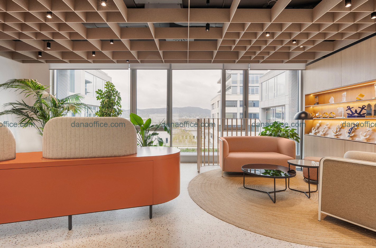 Bố trí cửa sổ lớn để tận dụng ánh sáng tự nhiên