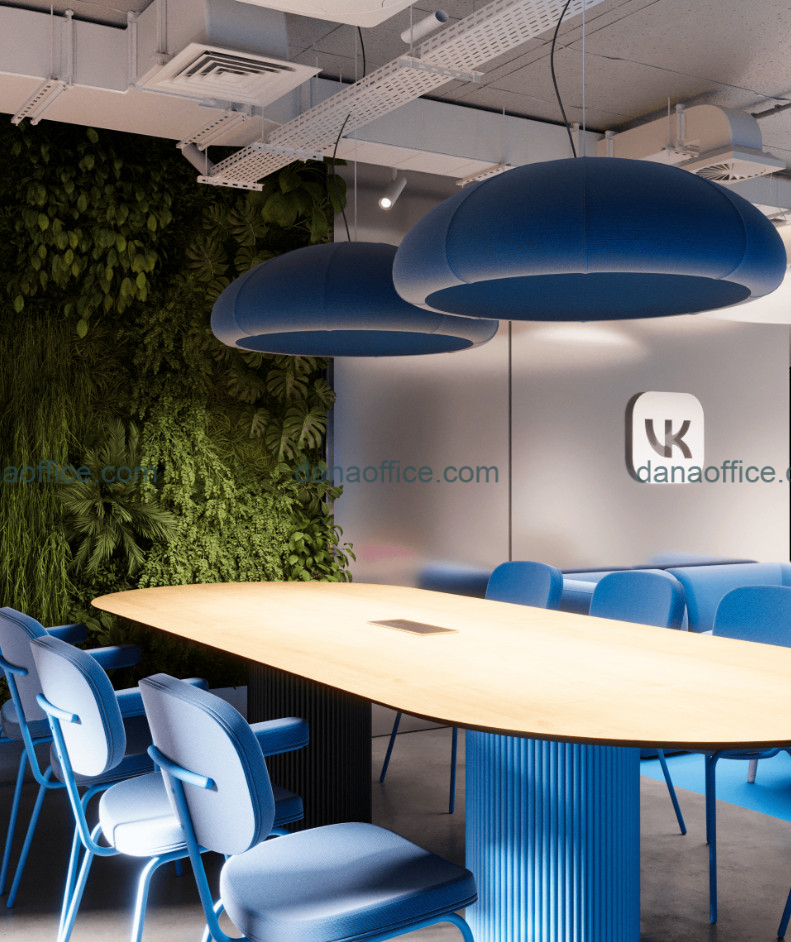 Bàn làm việc trong văn phòng không gian mở thường được bố trí theo dãy dài