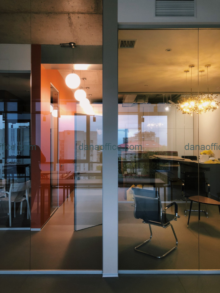 Sử dụng đèn chùm trang trí để tạo điểm nhấn cho văn phòng